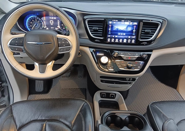 Chrysler Pacifica cena 99999 przebieg: 79900, rok produkcji 2017 z Krzeszowice małe 352